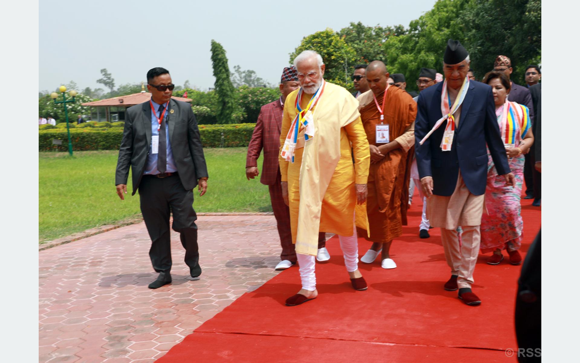 भारतीय प्रधानमन्त्री मोदी लुम्बिनीमा, देउवाले गरे स्वागत