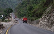 ट्रकको ठक्करबाट दुई स्कुले बालकको मृत्यु भएपछि अवरुद्ध पृथ्वी राजमार्ग खुल्यो
